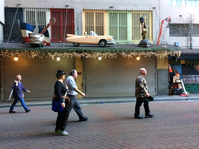 The voice asks remote LA participants to imagine if a French love story was shot in front of this building.