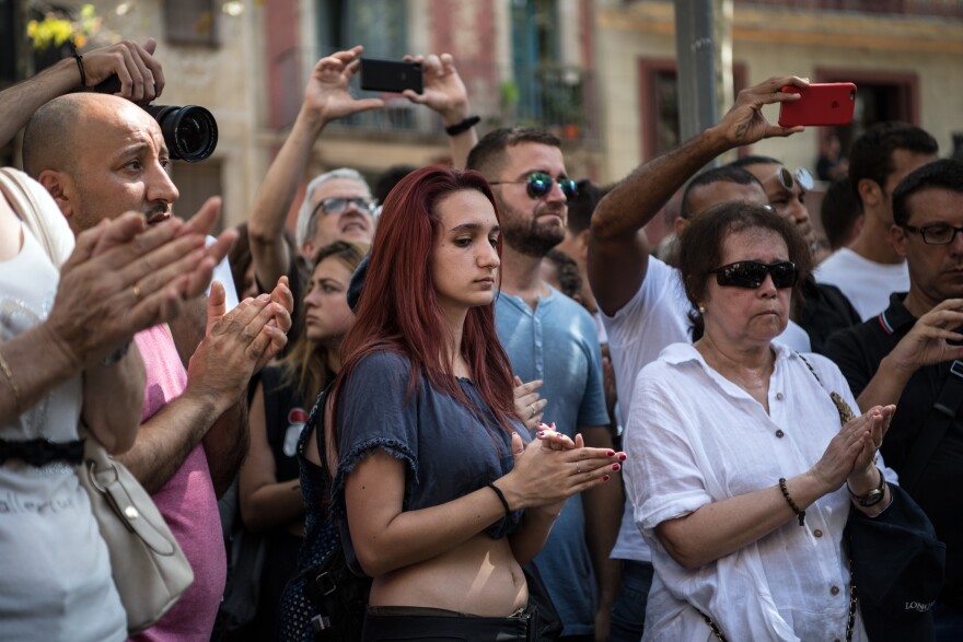 BARCELONA, SPAIN - AUGUST 18:  People clap after walking along Las Ramblas after a minute's silence following yesterday's terrorist attack, on August 18, 2017 in Barcelona, Spain. Fourteen people were killed and dozens injured when a van hit crowds in the Las Ramblas area of Barcelona on Thursday. Spanish police have also killed five suspected terrorists in the town of Cambrils to stop a second terrorist attack.  (Photo by Carl Court/Getty Images)