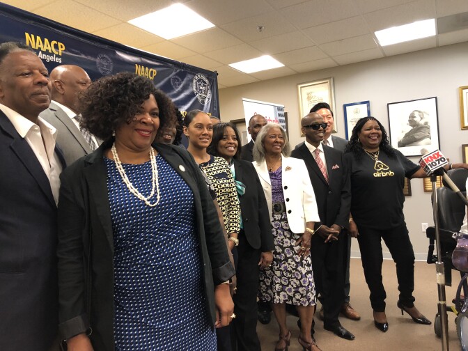 Members of NCAAP along with Airbnb unveiled their new revenue partnership in Los Angeles. Their goal is to recruit more black Angelenos to become hosts. Los Ángeles is the second city in the US to join this partnership