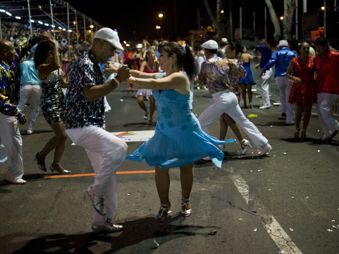 Colombian salsa dancers perform in the "Salsodromo" parade, which marks the start of the 57th Fair of Cali, on December 25, 2014, in Cali, Colombia.