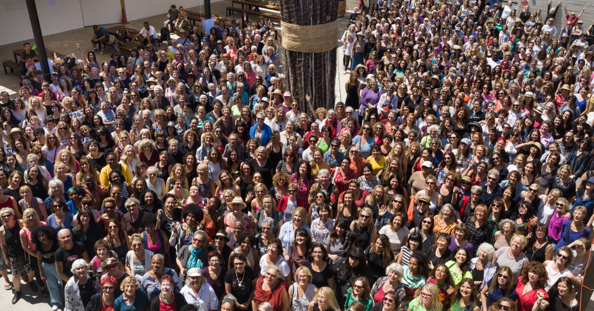700 women pose for a massive group photo in downtown LA | LAist