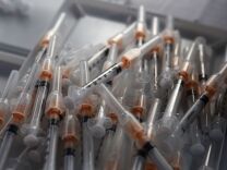 SAN PABLO, CA - NOVEMBER 05:  Syringes filled with H1N1 vaccine sit on a tray during a drive thru H1N1 vaccination clinic at Doctor's Medical Center November 5, 2009 in San Pablo, California. Hundreds of people lined up for hours to receive a free H1N1 vaccine as California public health officials say that shortages of the H1N1 vaccinations may make it imopssible to vaccinate all of the people at risk of contracting the H1N1 flu. County health agencies across California have received less than 45% of the vaccines ordered.  (Photo by Justin Sullivan/Getty Images)