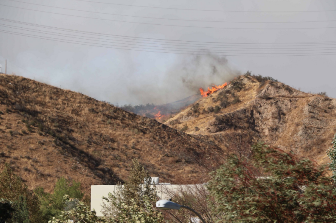 The Rye Fire in Santa Clarita began around 9:30 a.m. Tuesday and quickly spread to more than 1,000 acres.