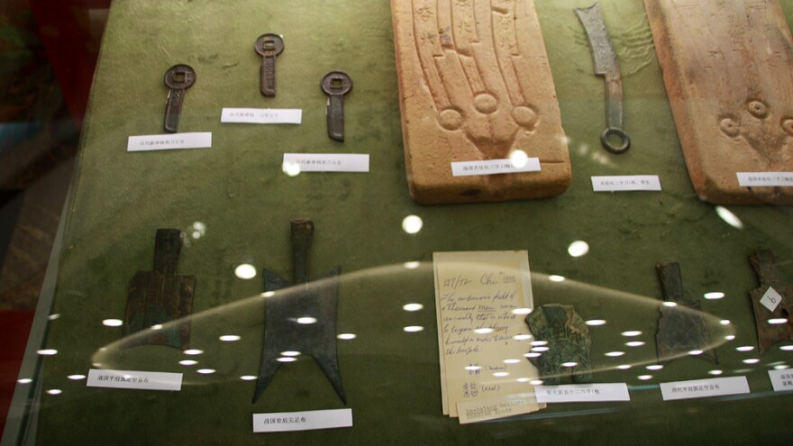 More than 100 items from U.S. numismatic enthusiast Howard Bowker's coin collection were presented to the Shanghai Mint Museum on April 16. Some of the items are so rare that experts say they are literally priceless.
