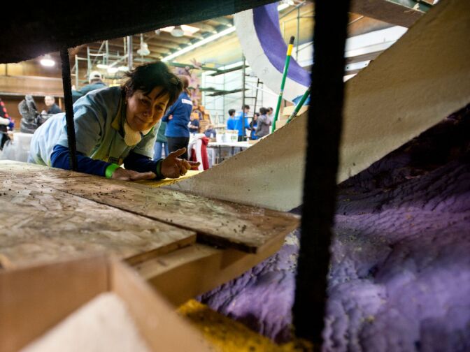 Liz Fox of Arkansas decorates the float for Donate Life, a non-profit organ and tissue donation organization. Fox's husband, David Lee Fox, will be one of several donors honored and pictured on the float with ground flower petals.