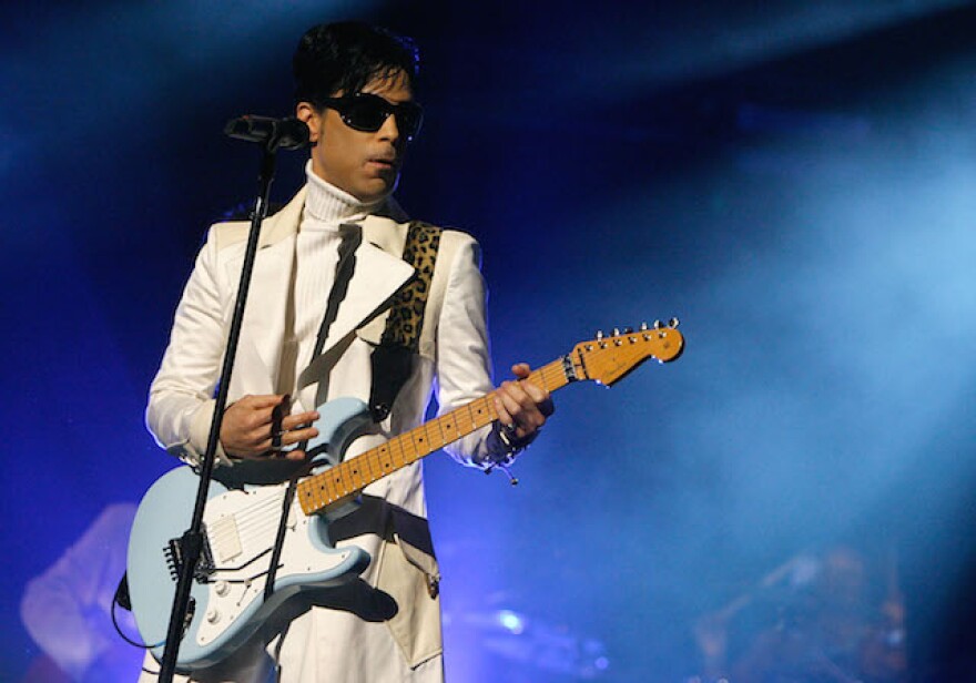 prince-2007-whiteoutfit.jpg
