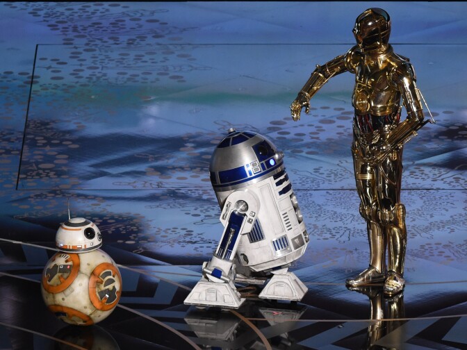 Star Wars C-3PO (R) R2D2 and BB-8 (L) arrive on stage at the 88th Oscars on February 28, 2016 in Hollywood, California. AFP PHOTO / MARK RALSTON / AFP / MARK RALSTON        (Photo credit should read MARK RALSTON/AFP/Getty Images)
