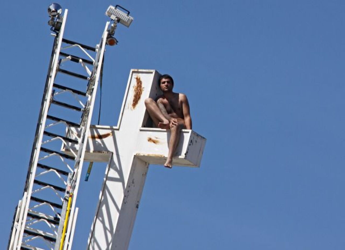 Naked man climbs on cross and smears it with poop in Los Angeles this week