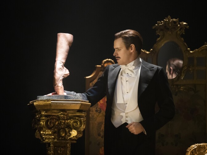 Sam Archer in Matthew Bourne’s production of “The Red Shoes.” “The Red Shoes” will be presented by Center Theatre Group and Glorya Kaufman Presents Dance at The Music Center at the Ahmanson Theatre September 15 through October 1, 2017. For season tickets and information, please visit CenterTheatreGroup.org or call (213) 972-4444. Press Contact: CTGMedia@CTGLA.org / (213) 972-7376. Photo by Johan Persson.