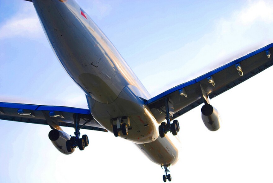 airplane-landing-lax-airfare.jpg