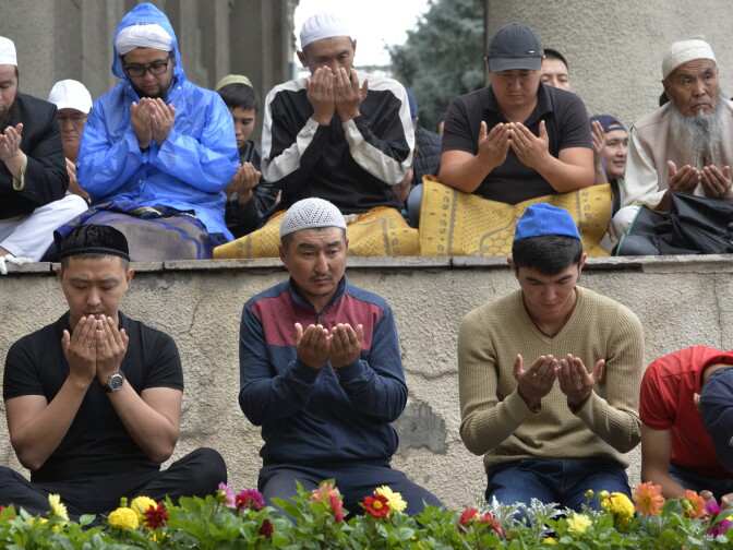Kyrgyz Muslims pray in central Bishkek on June 25, 2017, during celebrations of Eid al-Fitr marking the end of the Muslim fasting month of Ramadan. / AFP PHOTO / Vyacheslav OSELEDKO        (Photo credit should read VYACHESLAV OSELEDKO/AFP/Getty Images)