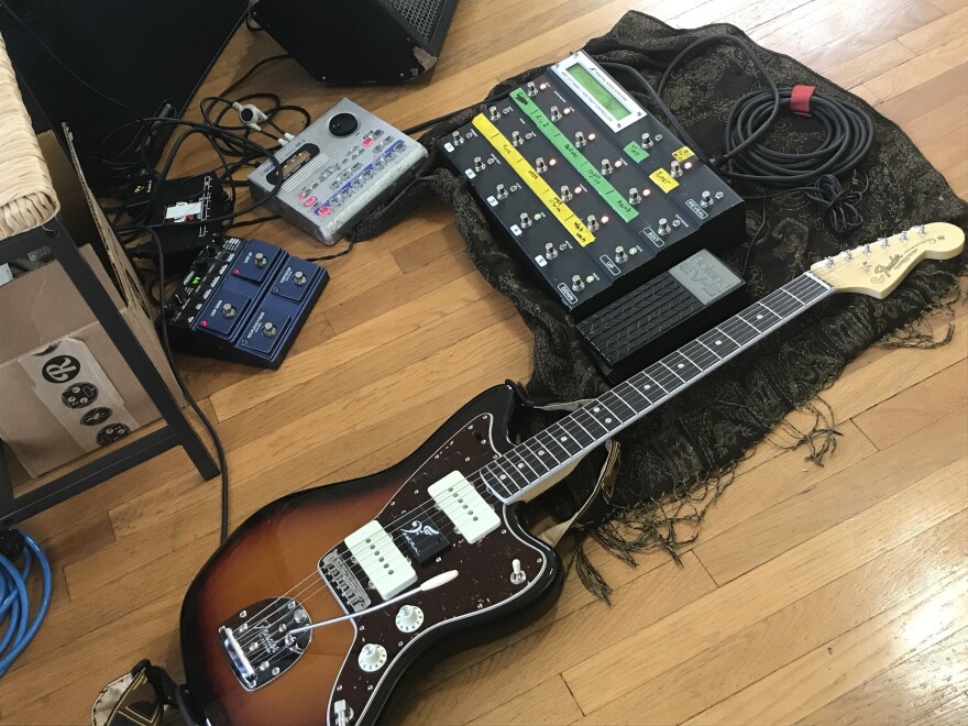 Naia Izumi's guitar and miscellaneous gear