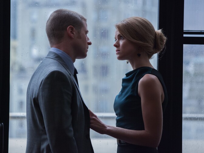 Barbara (Erin Richards, R) attempts to warn Jim (Ben McKenzie, L) in the "Spirit of The Goat" episode of "Gotham."