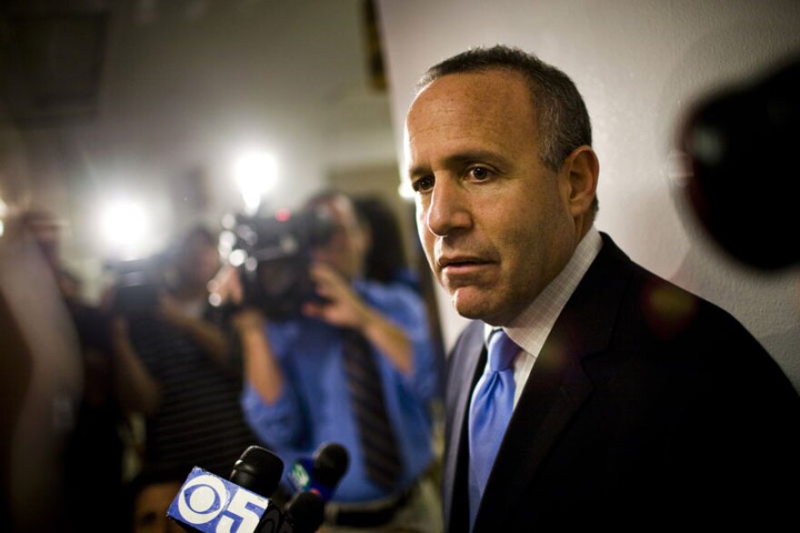 File photo: California State Senate President Pro Tem Sen. Darrell Steinberg (D-Sacramento) speaks with reporters before going into caucus to discuss the vote on a solution to the state's budget problem July 23, 2009 in Sacramento, California.