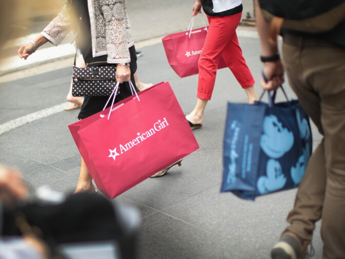 CHICAGO, IL - MAY 30:  Shoppers carry their purchases down Michigan Avenue on May 30, 2017 in Chicago, Illinois. U.S. consumer spending rose 0.4 percent in April, the best since December. Incomes also rose 0.4 percent.  (Photo by Scott Olson/Getty Images)
