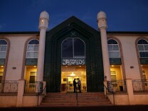 File: People enter the Baitul Hameed Mosque for a post-San Bernardino shooting prayer vigil on Dec. 3, 2015 in Chino.