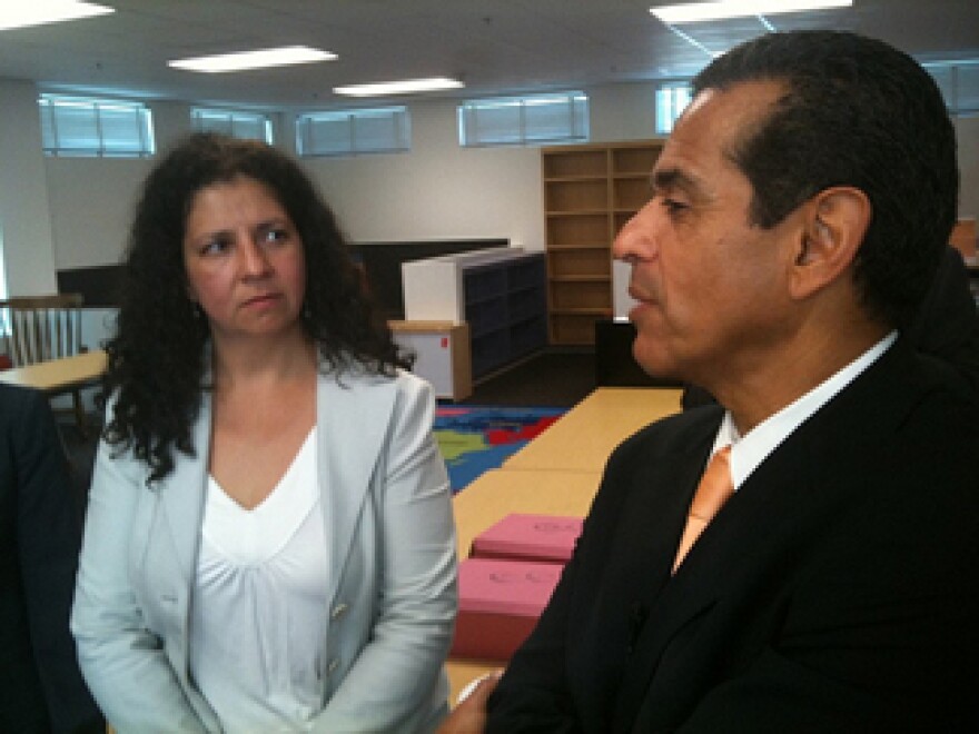 Los Angeles Mayor Antonio Villaraigosa speaks to Ana Ponce, CEO of Camino Nuevo Charter Academy. The group will run one of dozens of new and low performing campuses free of school district control.