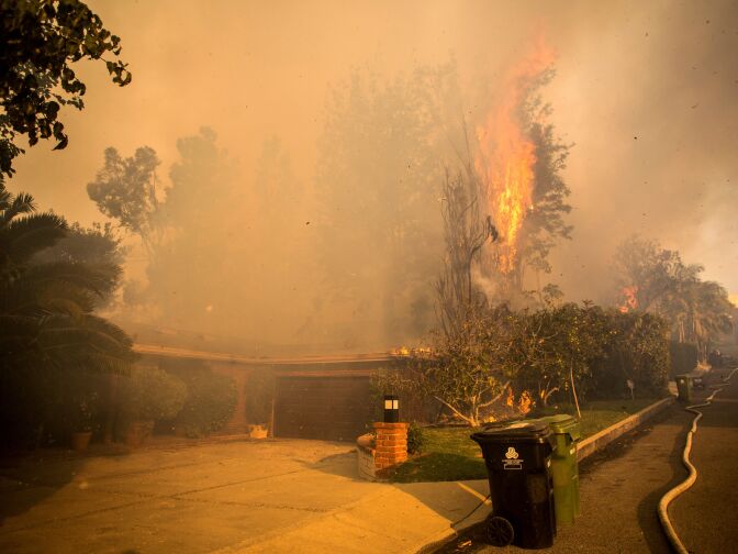 A house is threatened by wildfire along Linda Flora Drive during the Skirball Fire in Los Angeles, California, December 6, 2017.
The "Skirball" fire ignited before 5 a.m. (1300 GMT) and quickly engulfed some 50 acres, with forecasters predicting the 25-mile-per-hour winds could cause further spreading, threatening multi-million dollar homes and the acclaimed Getty Center museum.