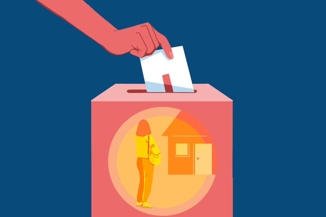 Imagen de una mano que coloca una boleta en una urna azul decorada con el logotipo del Ayuntamiento de Los Ángeles y dos personas. Una de ellas empuja un carrito de compras.