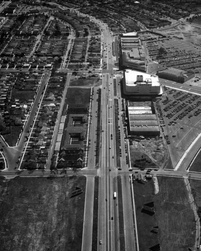 An aerial view of the Baldwin Hills Crenshaw Plaza photographed circa 1952 in black and white.