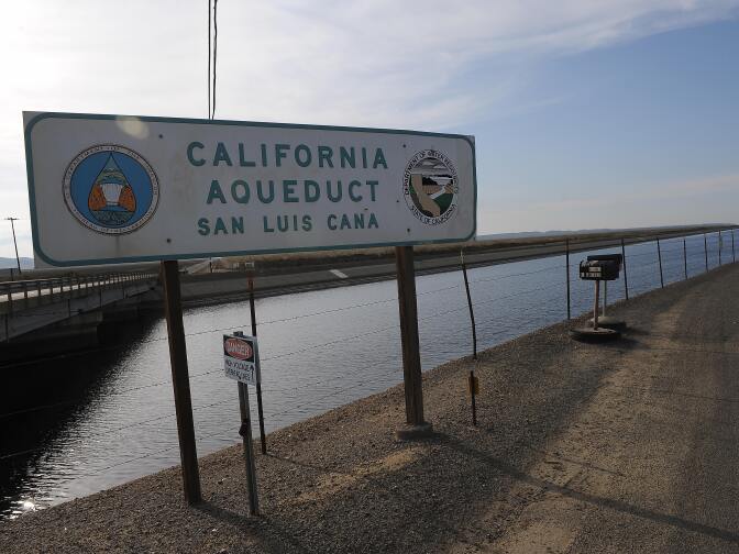 TO GO WITH AFP STORY BY TANGI QUEMENER.The California Aqueduct at Mendota, California on March 11, 2009.  The Aqueduct carries water from the San Joaquin-Sacramento River Delta in the north to farms and cities in the central and southern part of the state, but California's third year of drought has left many farmers without enough water to grow their crops.    AFP PHOTO Robyn BECK (Photo credit should read ROBYN BECK/AFP/Getty Images)