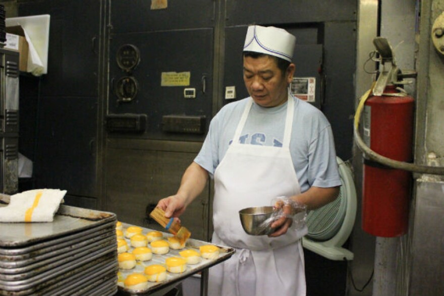 NBC-putting-glaze-over-pineapple-custard-buns 640.jpg