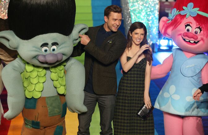 US actress Anna Kendrick (R) and US singer Justin Timberlake pose after arriving to attend the premiere of the film "Trolls" in central London on September 29, 2016. / AFP / DANIEL LEAL-OLIVAS        (Photo credit should read DANIEL LEAL-OLIVAS/AFP/Getty Images)