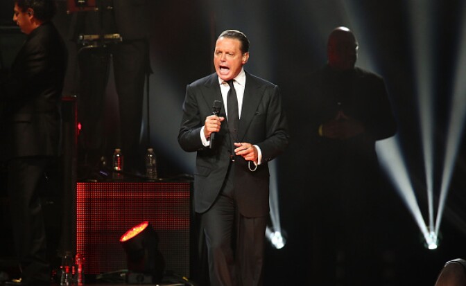 MIAMI, FL - DECEMBER 10:  Luis Miguel  performs at American Airlines Arena on December 10, 2015 in Miami, Florida.  (Photo by Aaron Davidson/WireImage)
