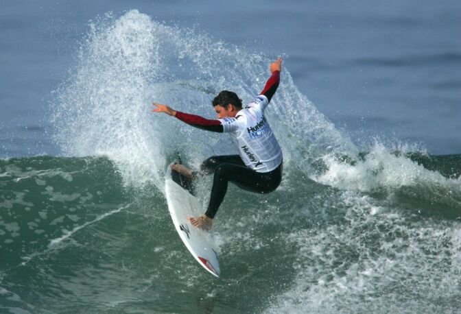  Peter Mel (USA) slashes a turn on an inside wave in Heat 3 of the Round of 172 of the 2009 Hurley U.S. Open of Surfing on July 19, 2009 in Huntington Beach, California.
