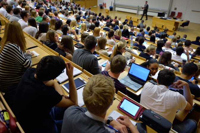 FRANKFURT AM MAIN, GERMANY - OCTOBER 13:  Students sit on the stairs in a crowded lecture hall of the Johann Wolfang Goethe-University on October 13, 2014 in Frankfurt am Main, Germany. The Johann Wolfgang Goethe-University celebrates its 100th anniversary with a ceremony on 18 October.  (Photo by Thomas Lohnes/Getty Images)
