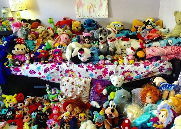 The BEFORE picture of the stuffed animal collection owned by Alex Cohen's daughter.