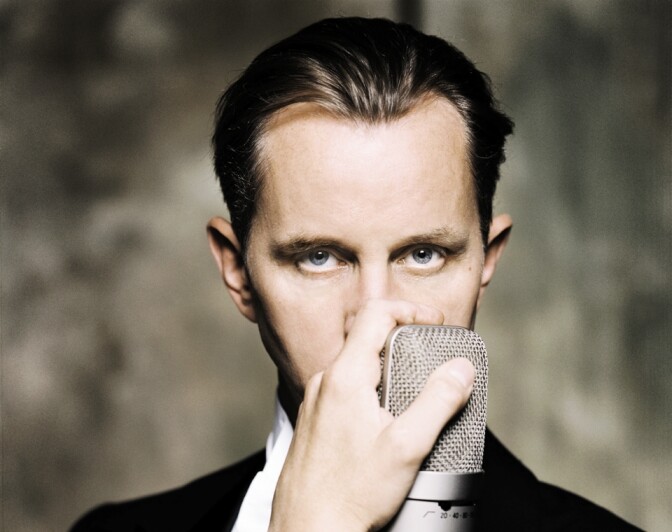 German singer Max Raabe brings back elegant music of the 1920s and 1930s with the Palast Orchester.