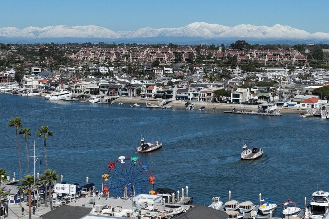 قایقها در نیوپورت بیچ رفت و آمد میکنند.