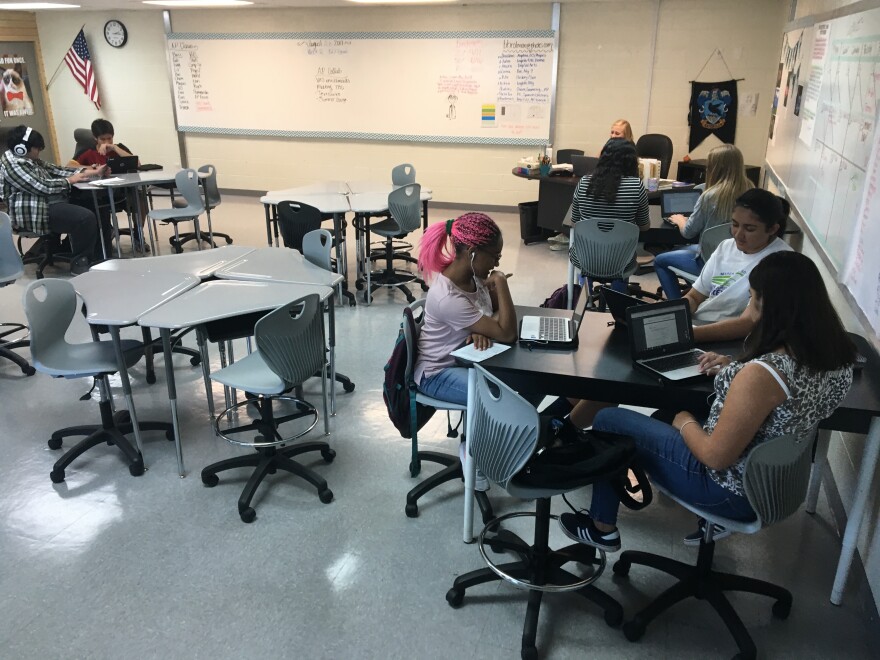 iGranada students working in collaborative groups on an English project.