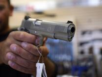 Glendale, UNITED STATES: Nerses Karapetyan, from Glendale, buys a gun at the Gun Gallery in Glendale, California, 18 April 2007. The massacre at Virginia Tech has ignited fresh talk in the Democratic-led US Congress about tightening US gun laws but it is doubtful enough lawmakers will tackle the politically charged issue. With so many citizens in love with their guns and defensive of their right under the Constitution to keep and bear arms, politicians are reluctant to take on gun owners or the powerful gun lobby.    AFP PHOTO/GABRIEL BOUYS (Photo credit should read GABRIEL BOUYS/AFP/Getty Images)