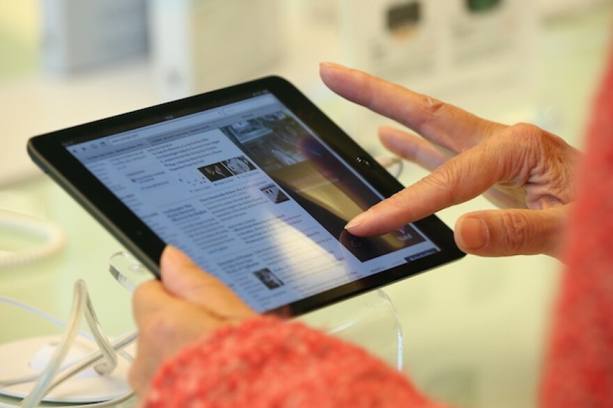 ipad-hands-640.jpg