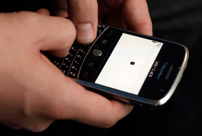  California lawmakers have advanced a bill that would require electronics manufacturers to install a shut-off function in all smartphones as a way to deter what one senator called a crime wave of thefts.