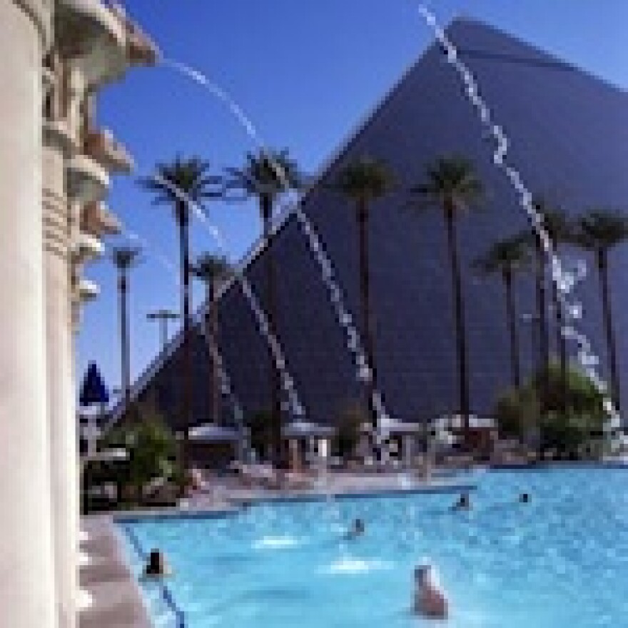 Luxor-Hotel-Las-Vegas-Pool.jpg