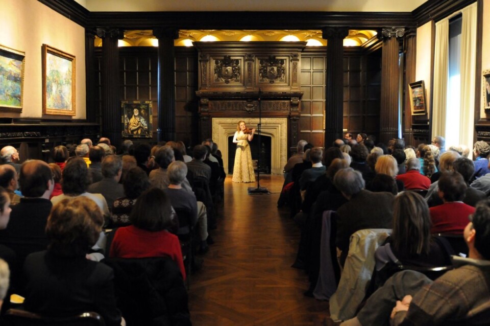 Rachel Barton Pine performs a solo violin concert.
