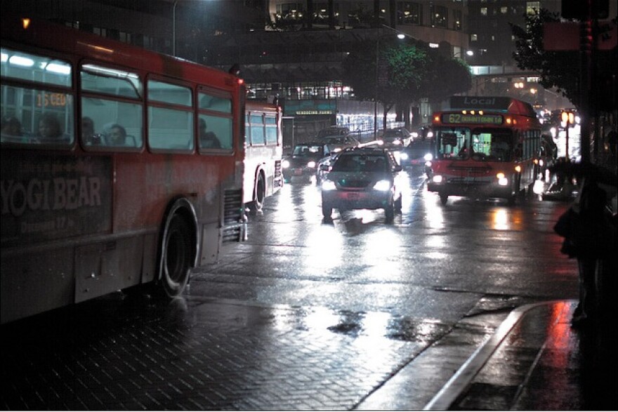 bus_metro_rain.jpg