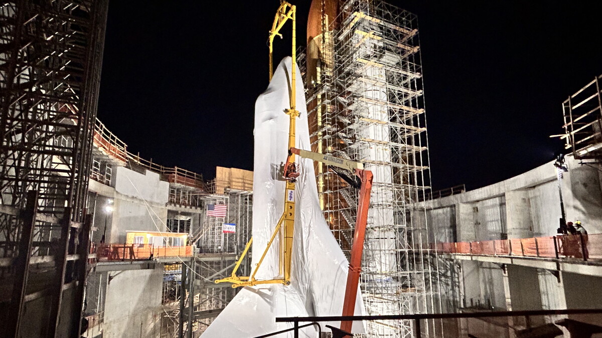 The Final Lift For Space Shuttle Endeavour's 'Go For Stack' Mission - Vimarsana News