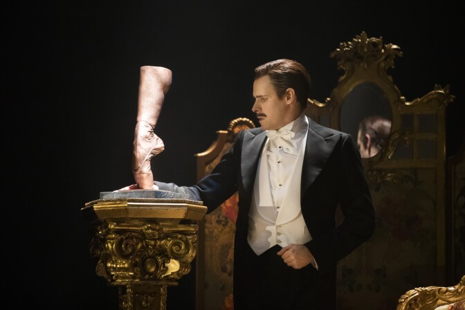 Sam Archer in Matthew Bourne’s production of “The Red Shoes.” “The Red Shoes” will be presented by Center Theatre Group and Glorya Kaufman Presents Dance at The Music Center at the Ahmanson Theatre September 15 through October 1, 2017. For season tickets and information, please visit CenterTheatreGroup.org or call (213) 972-4444. Press Contact: CTGMedia@CTGLA.org / (213) 972-7376. Photo by Johan Persson.