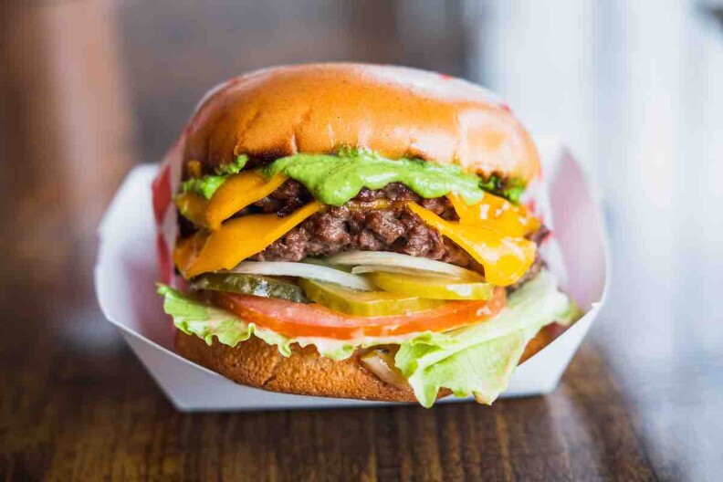 Double VOWburger de légumes avec sauce verte, laitue, oignon, tomate et fromage végétalien fondu.