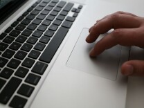 CUPERTINO, CA - OCTOBER 14:  A member of the press inspects the new trrackpad on a MacBook Pro laptop after a special announcement event at Apple Headquarters October 14, 2008 in Cupertino, California. Apple CEO Steve Jobs announced a new line of MacBook and MacBook Pro laptop computers.  (Photo by Justin Sullivan/Getty Images)