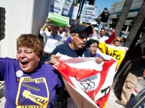 Hundreds of immigration reform supporters took part in a march on Wednesday to Senator Diane Feinstein's LA office. The march coincides with a immigration reform rally in Washington D.C.