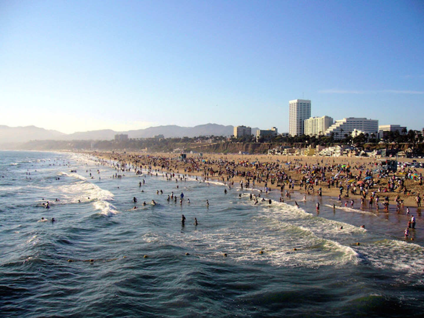 Santa_monica_beach_dehk.jpg