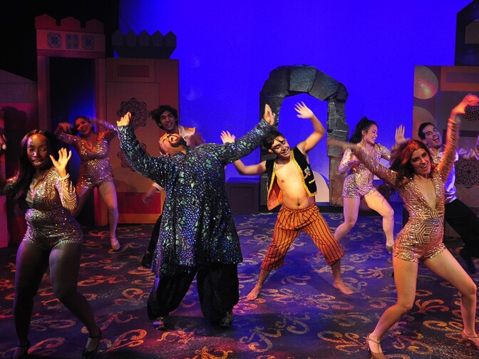 Lewis Powell III as the Genie in Aladdin, Dual Language Edition at Casa 0101 theater.