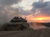 An Israeli Merkava tank rolls back from the Gaza Strip to an army deployment near Israel's border with the Palestinian enclave on August 3, 2014. A Palestinian delegation including Hamas agreed joint demands to present to Egyptian mediators in Cairo for a truce with Israel, including an end to the Gaza blockade, officials said.