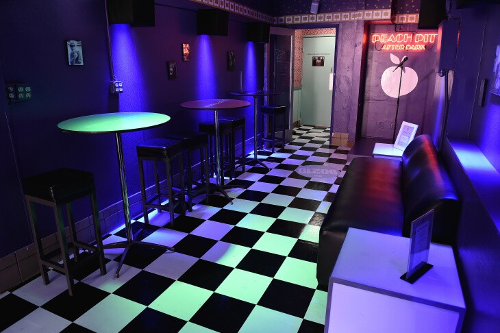 Beverly Hills S Peach Pit Diner Pop Up Is Back For Your 90s Nostalgia Needs Laist Beverly Hills S Peach Pit Diner Pop Up Is Back For Your 90s Nostalgia Needs Laist