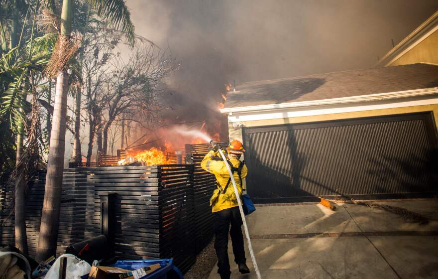 Firefighters work to save burning houses along Linda Flora Drive during the Skirball Fire in Los Angeles, California, December 6, 2017.
The "Skirball" fire ignited before 5 a.m. (1300 GMT) and quickly engulfed some 50 acres, with forecasters predicting the 25-mile-per-hour winds could cause further spreading, threatening multi-million dollar homes and the acclaimed Getty Center museum.
